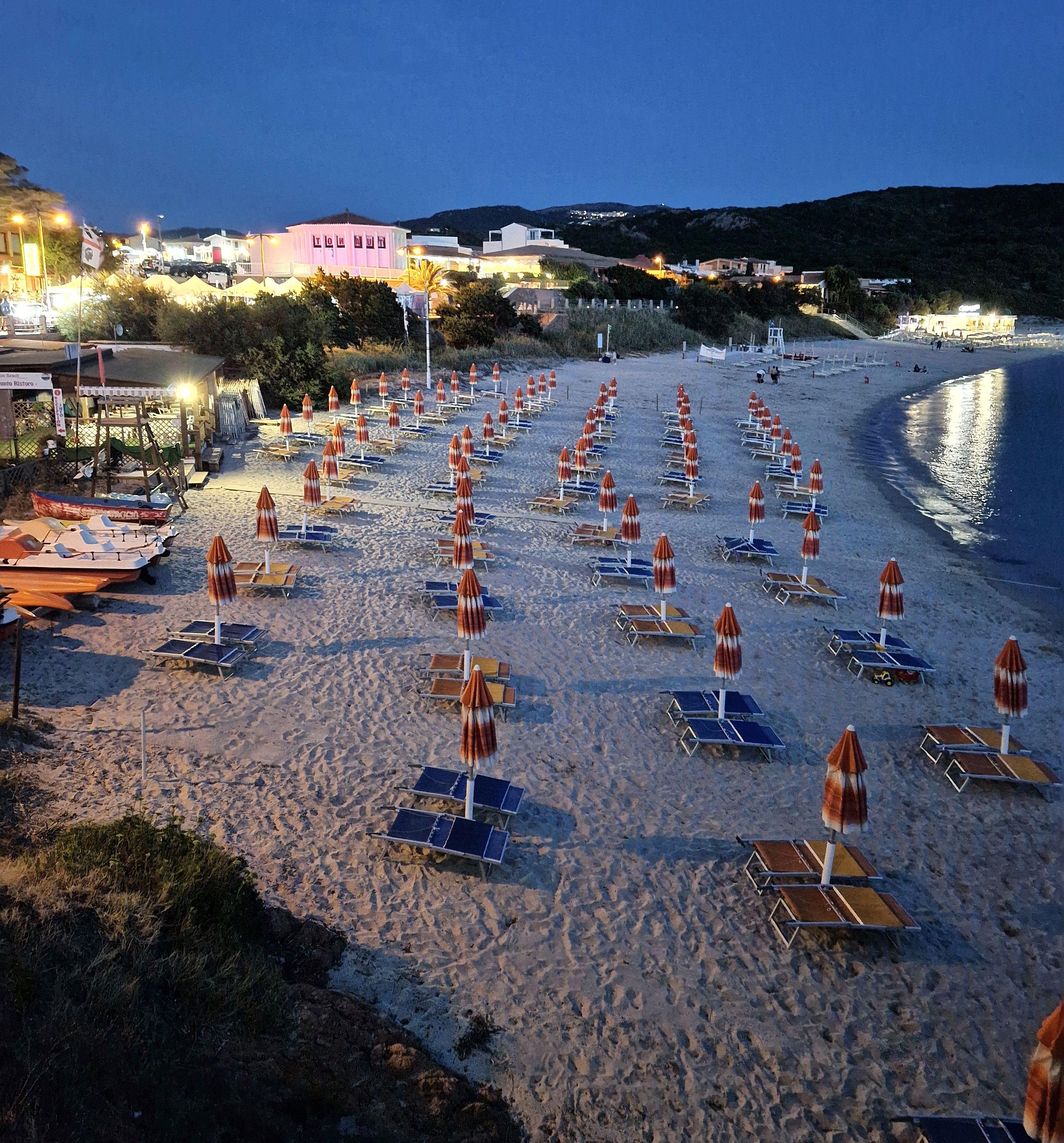 Vista serale della spiaggia con atmosfera magica